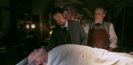 Víctor Ros (Carles Francino) queda conmocionado con la muerte de Armando (Tito Valverde).