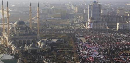 Grozni, la capital de Chechenia, en la manifestación convocada por las autoridades para protestar por las caricaturas de Mahoma.