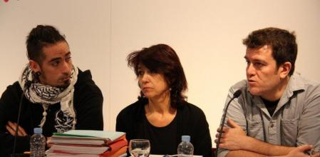 Rodrigo Lanza, uno de los jóvenes condenados por el caso 4-F, junto a su madre y uno de los dos directores del documental 'Ciutat morta', Xapo Ortega