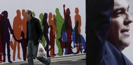 Un hombre pasa ante un gran cartel electoral de Alexis Tsipras.