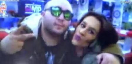 El hijo de Isabel Pantoja llegó dispuesto a enfrentarse a su ex-amiga, pero en pocos días han mostrado una convivencia tan buena que ya les lleva a hacerse fotos juntos