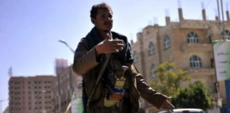 Un miliciano hutí vigila el tráfico ante el palacio presidencial en Saná, Yemen