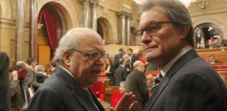 El presidente de la Generalitat, Artur Mas, conversa con el conseller de Economía, Andreu Mas-Colell, antes del inicio de la primera sesión de control del Parlament.