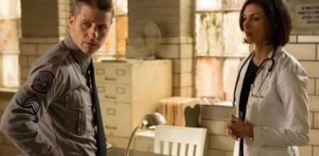 Morena Baccarin interpreta a la doctora Thompkins en 'Gotham'.