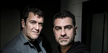 Xapo Ortega y Xavier Artigas, directores del documental Ciutat morta, en su despacho en un espacio de coworking en el barrio de Gràcia