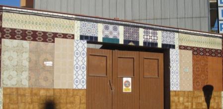Acceso a una antigua empresa que vendía azulejos en Ca n'Anglada