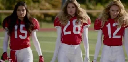 Lily Aldrige, Doutzen Kroes y Candice Swanepoel visten de 'quarterbacks' en una escena del 'spot' de Victoria's Secret para San Valentín