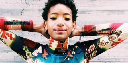 Willow Smith, posando para su Instagram con una provocativa camiseta