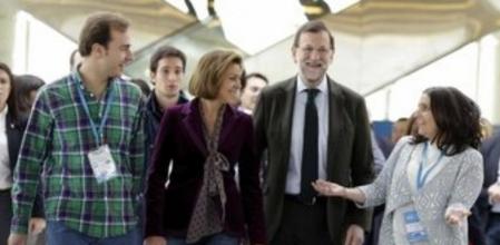 El presidente del Gobierno, Mariano Rajoy (2d), y la secretaria general del Partido Popular, María Dolores de Cospedal (2i), junto a la presidenta nacional de NNGG, Beatriz Jurado (d), y el secretario general de NNGG, Javier Dorado (i), durante un acto con los jóvenes de Nuevas Generaciones, dentro de la convención nacional del PP.