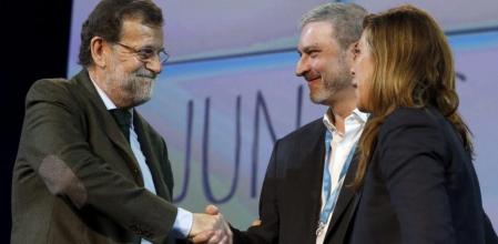 El presidente del Gobierno y del PP, Mariano Rajoy (i), saluda al presidente de la Sociedad Civil Catalana, José Ramón Bosch (2d), ante la líder del PPC, Alicia Sánchez-Camacho (d), durante la segunda jornada de la convención nacional del PP, que se celebra este fin de semana en el Palacio de Congresos de Madrid.