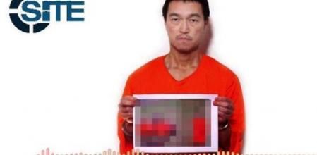 Una imagen del EI muestra al rehén Kenji Goto Jogo anunciando la decapitación de su compatriota Haruna Yukawa