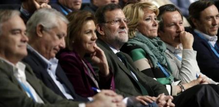 En la imagen, de izq. a dcha: el vicesecretario de Estudios y Programas del PP, Esteban GonzálezPons; el vicesecretario de Política Autonómica y Local, Javier Arenas; la secretaria general, María Dolores de Cospedal; el presidente del Gobierno, Mariano Rajoy; la presidenta del PP de Madrid, Esperanza Aguirre; el vicesecretario de Organización y director de campaña, Carlos Floriano, el portavoz del PP en el Congreso, Rafael Hernando, y el presidente de la Cámara baja, Jesús Posada