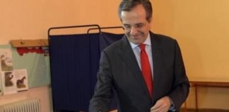 El primer ministro en funciones de Grecia, Antoni Samarás, vota en Pylos, al sureste de Grecia
