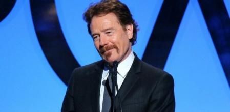 Bryan Cranston subió a recoger el premio a mejor serie dramática en los premios PGA.