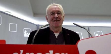 El coordinador general de IU, Cayo Lara, durante la rueda de prensa.