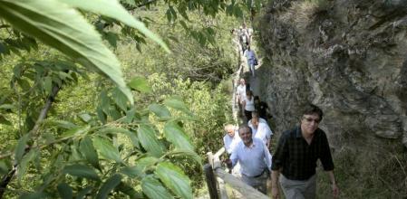 El presidente de la Diputación de Lleida, Joan Reñé y el embajador de Israel, Alon Bar en Rialp, en la inauguración de las rutas Perseguidos y Salvados.