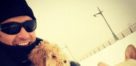 Hugh Jackman pasea con sus perros por Nueva York tras la nevada