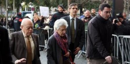 Jordi Pujol junto a su esposa, Marta Ferrusola, a la entrada de la Ciutat de la Justícia.