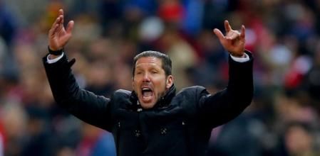 Simeone reclama una acción durante el partido de Copa ante el Barça