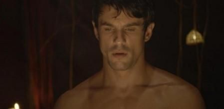 Alejo Sauras es Santi en 'Algo que celebrar'.