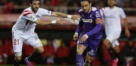 El delantero del Espanyol, Sergio Garcia, intenta llevarse el balón ante el defensa argentino del Sevilla, Nico Pareja