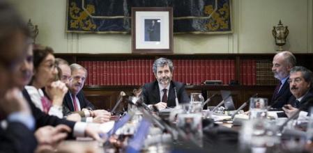 El presidente del Consejo General del Poder Judicial, Carlos Lesmes, al frente del pleno