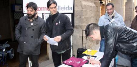 Puesto informativo de El Comú de Lleida, este jueves en el centro de la ciudad