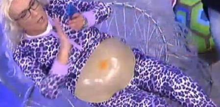 El colaborador de 'Sálvame' no ha tenido reparos en vestirse igual que su compañera, con peluca, una barriga artificial y el ya famoso pijama morado de tigre | Gran Hermano VIP