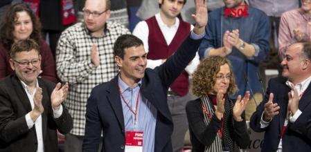 El secretario general del PSOE, Pedro Sánchez, saluda, junto a los candidatos socialistas en la elecciones autonómicas del próximo mes de mayo.