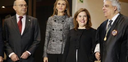 La vicepresidenta del Gobierno, Soraya Sáenz de Santamaria, junto al decano del colegio de abogados de Barcelona, Oriol Rusca (d), la delegada del Gobierno en Cataluña, Llanos de Luna (c) y el presidente del Tribunal de Justicia de Cataluña, Miguel Angel Gimeno (i), durante el acto de homenaje de los letrados veteranos del Colegio de Abogado de Barcelona, en el día de su patrón