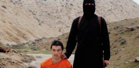 Imagen tomada del vídeo difundido por el EI de la decapitación de Kenji Goto