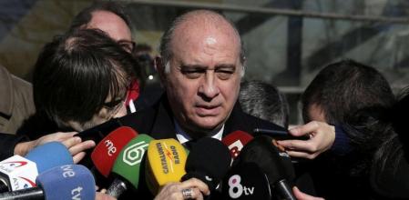 El ministro del Interior, Jorge Fernández Díaz, a su llegada al tanatorio.