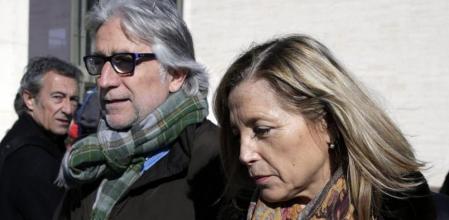 Joana Ortega y el dipuatdo CiU Josep Sanchez-Llibre a su llegada al tanatorio.