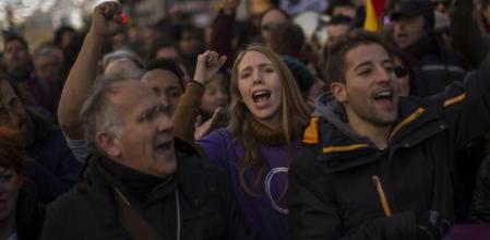 Participantes en la manifestación-mitin de Podemos, ayer en la Puerta del Sol de Madrid