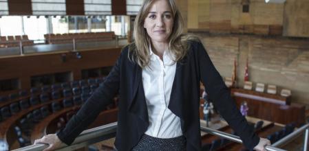 La diputada y candidata de IU a la presidencia de Madrid, Tania Sánchez, ante el hemiciclo de la Asamblea de Madrid