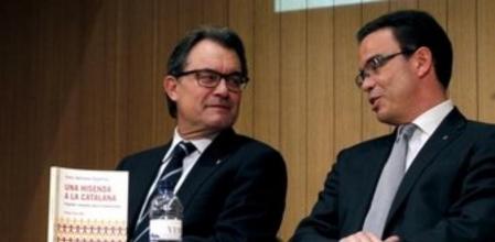 Artur Mas en la presentación del libro 'Una hacienda a la catalana' en el Ateneu, junto al autor, Juan Iglesias.