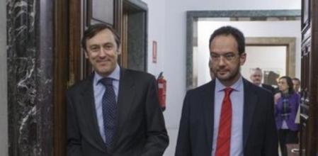 El portavoz del PP, Rafael Hernando, junto al del PSOE, Antonio Hernando, registraron en el Congreso la proposición de ley orgánica para la lucha contra el terrorismo yihadista