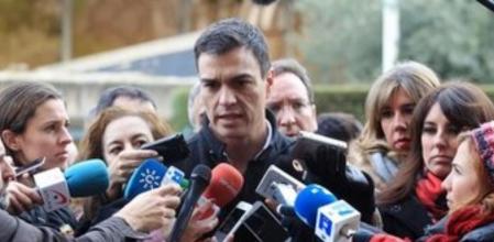 El líder del PSOE, Pedro Sánchez, atiende a los medios.