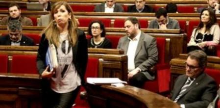 Alícia Sánchez Camacho pasa por delante del escaño del president, Artur Mas, en la se4sión de control al Govern.