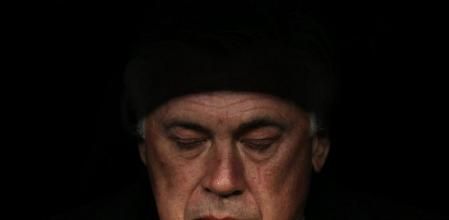 Carlo Ancelotti, cabizbajo en el banquillo.
