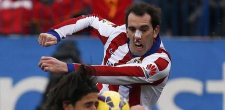 Diego Godín dispara a portería y el balón golpea en el brazo de khedira