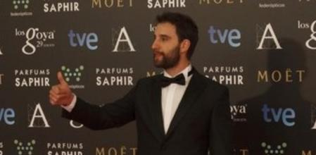 El conductor de la gala de los Goya 2015, el actor Dani Rovira, posa en la alfombra Roja.