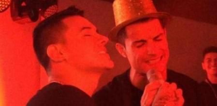Kevin Roldán cantando junto a Cristiano Ronaldo en la fiesta del 30 aniversario del futbolista.