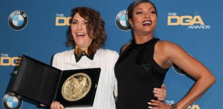 La directora Jill Soloway de 'Transparent' con su premio acompañada de Taraji P. Henson.