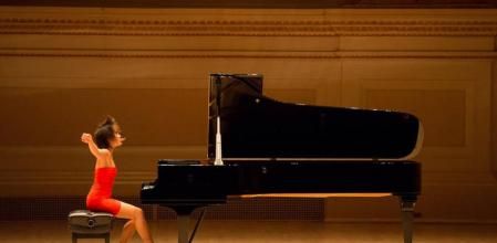 No es una provocación: si Yuja Wang lleva minifalda es porque le encantan
