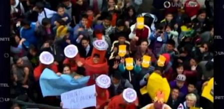 Manifestación en Bolivia por el horario de 'Los Simpson'
