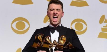 Sam Smith muestra su colección de Grammys. Tiene 22 años.