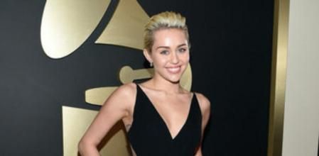 Miley Cyrus en la alfombra roja de los Grammy 2015