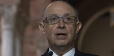 El ministro de Hacienda y Administraciones Públicas, Cristóbal Montoro, junto a la delegada del Gobierno en Andalucía, Carmen Crespo, en una imagen de archivo tomada en Sevilla