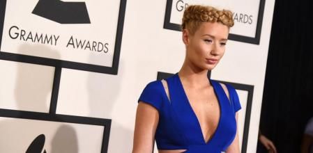 Iggy Azalea sobre la alfombra roja de los Grammy 2015